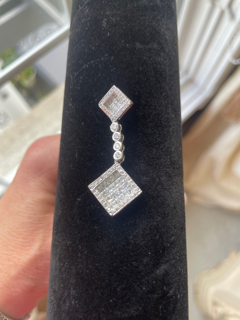 Elegant diamond white gold pendant